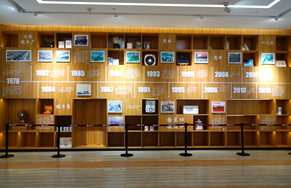 展馆以实物结合平面形式，展示佛山改革开放40年的改革足迹、改革争先时刻和改革语录。人民网 皇甫万里摄