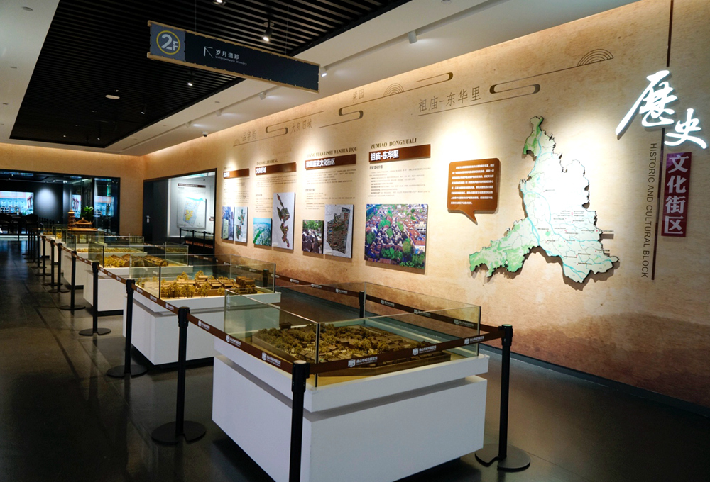 佛山历史文化街区现状与复原沙盘对比展示。人民网  皇甫万里摄