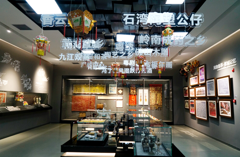在展厅的“风物集萃·老城记忆”展区，展示了佛山非遗成就和生活老物件。人民网 皇甫万里摄