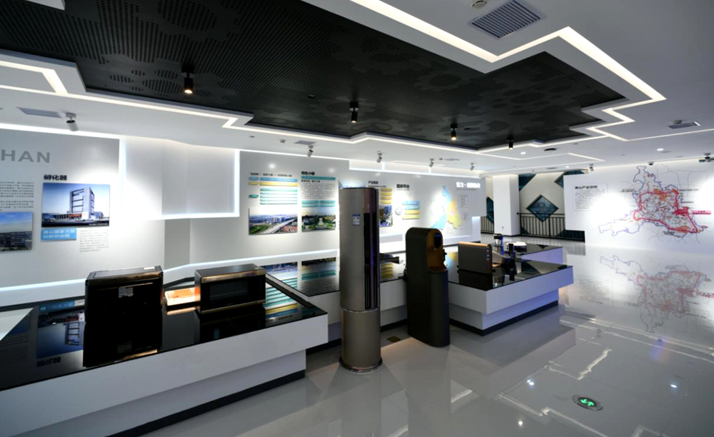 展馆中通过产业平台、载体及企业、产品实物展示，展现佛山产业发展成就。来源：佛山市城市展览馆_