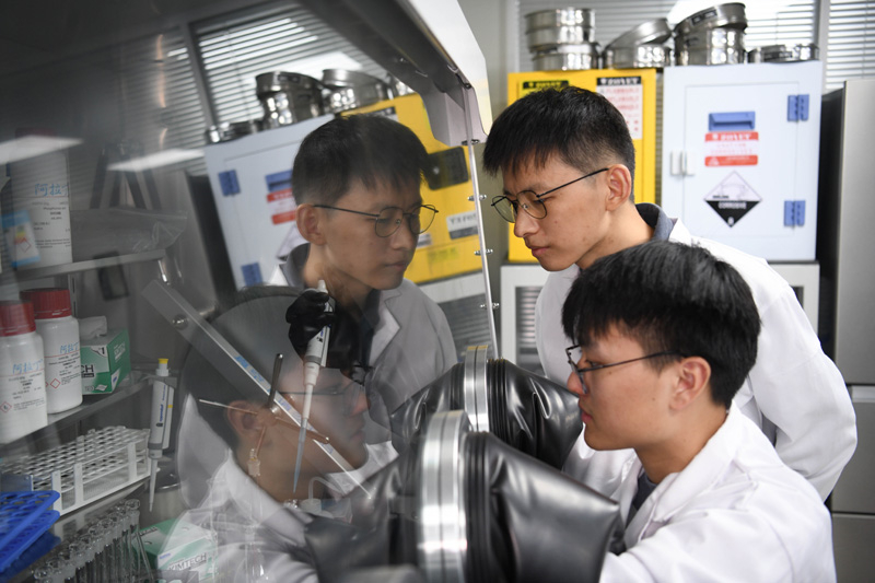 2022年10月19日，中国科学技术大学地球和空间科学学院研究员、青年教师郝记华（后）在实验室与学生交流。