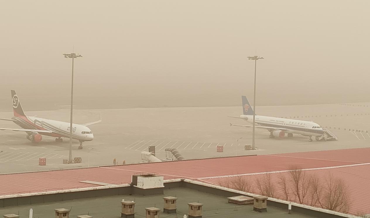 哈尔滨机场启动大风黄色预警响应。