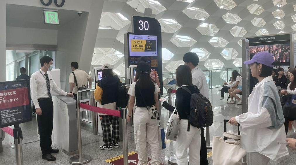 深圳机场单日客流超18万人次创历史新高 假期乘机务必早出门