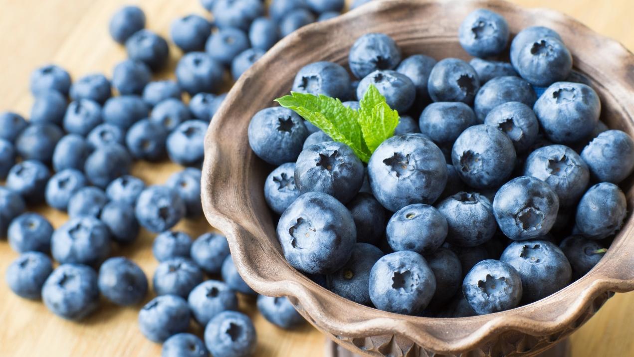 每天吃一盒蓝莓会发生什么？皮肤真的会变白？视力真的会变好？