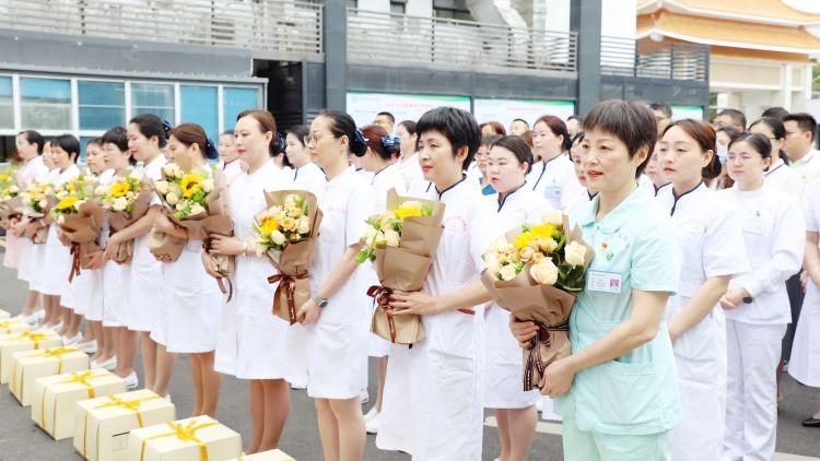 鲜花赠“天使”，坪山区人民医院开展护士节慰问表彰活动
