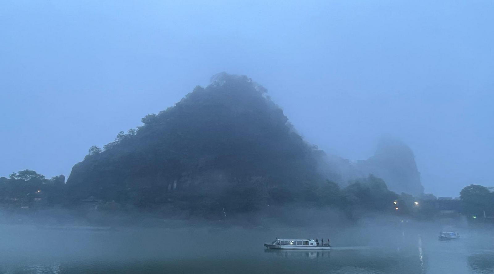 受强降雨影响，广西桂林漓江部分河段排筏封航