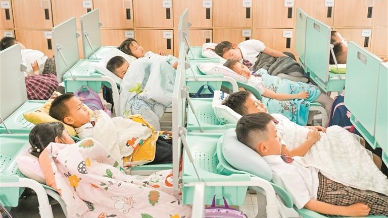 多所学校探索躺着睡 深圳将研究推广规范校园午休设施管理工作
