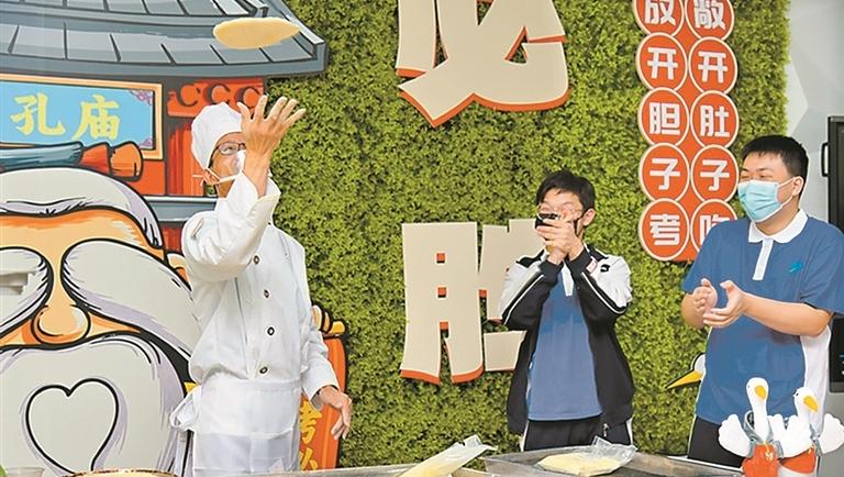 深圳各校为高三学子加油鼓劲 校长化身外卖员、厨师