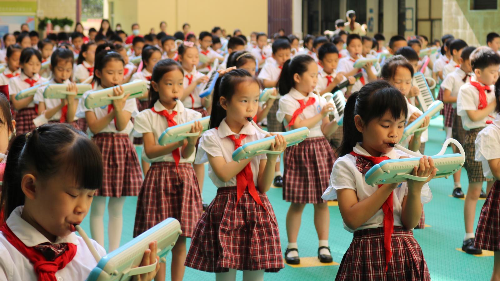 多彩艺术涵育童年！景鹏小学艺术节开幕式上演“千人合奏”