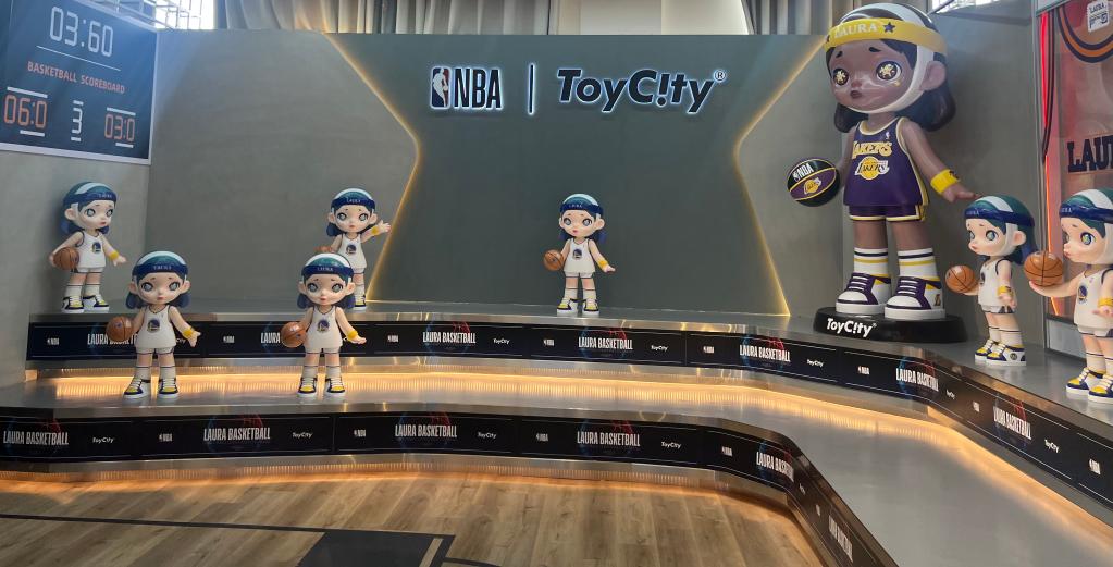 图为城仕(东莞)文化科技有限公司展厅内展示的潮玩(2023年6月10日摄)。新华社记者周颖 摄