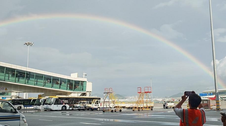 组图｜迎接好彩八月！深圳机场风雨过后出现“双彩虹”