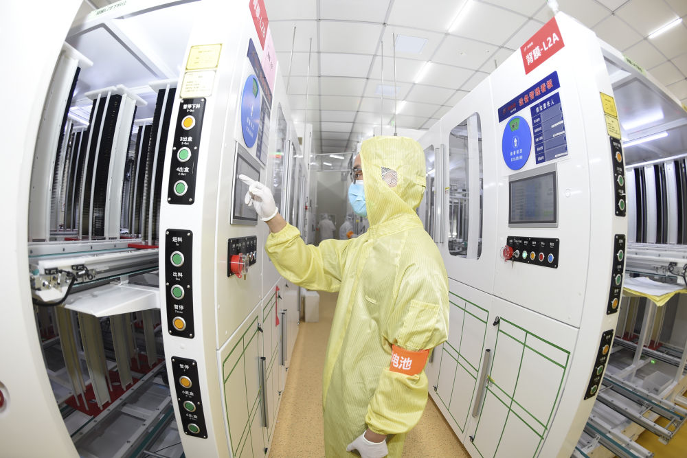 江苏宿迁阿特斯阳光能源科技有限公司车间内，工人在操作生产设备（5月31日摄）。新华社发