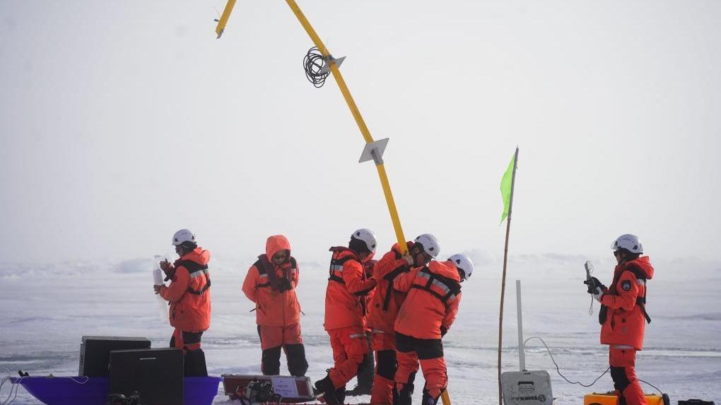 第13次北冰洋科考队开始地质和地球物理调查作业