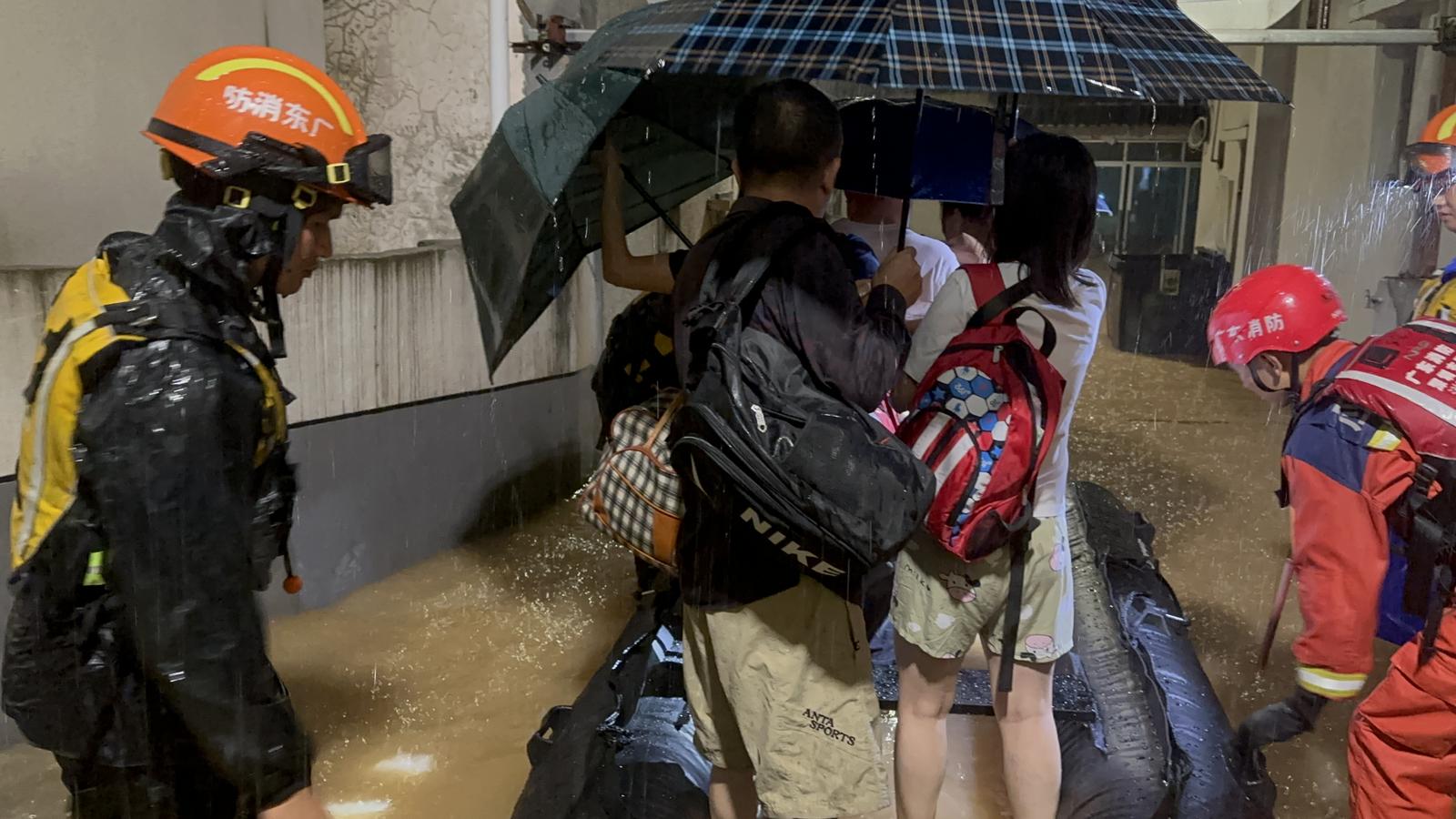 深圳暴雨致多地内涝，消防救援人员营救龙华区被困群众