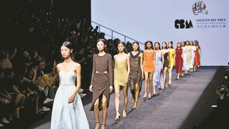深圳时装周2024春夏系列启幕 超80个品牌秀时尚新消费