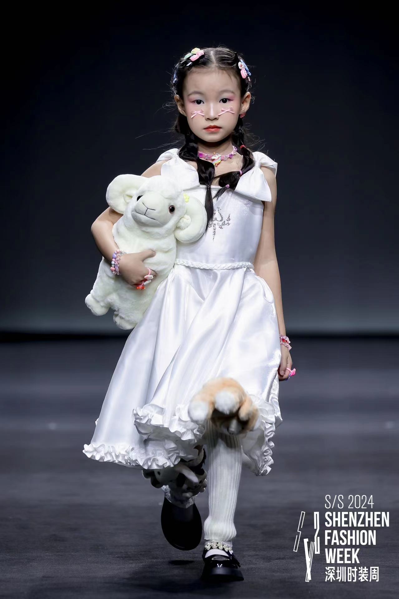 越南童装品牌首登深圳时装周 异国传统服饰焕新设计童趣十足(图10)