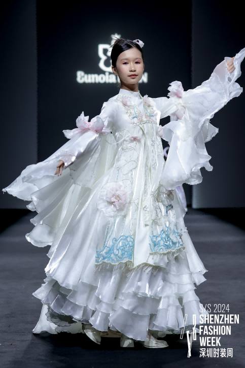 越南童装品牌首登深圳时装周 异国传统服饰焕新设计童趣十足(图7)