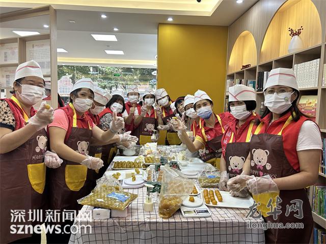 福城街道茜坑社区：亲邻志愿者制作月饼，慰问特殊困难群体