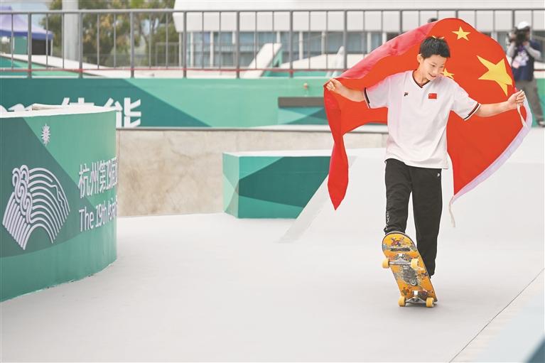 广东15岁滑板少年“碗”里夺冠 陈烨8岁时迷上滑板，父亲曾为他量身打造两个碗池