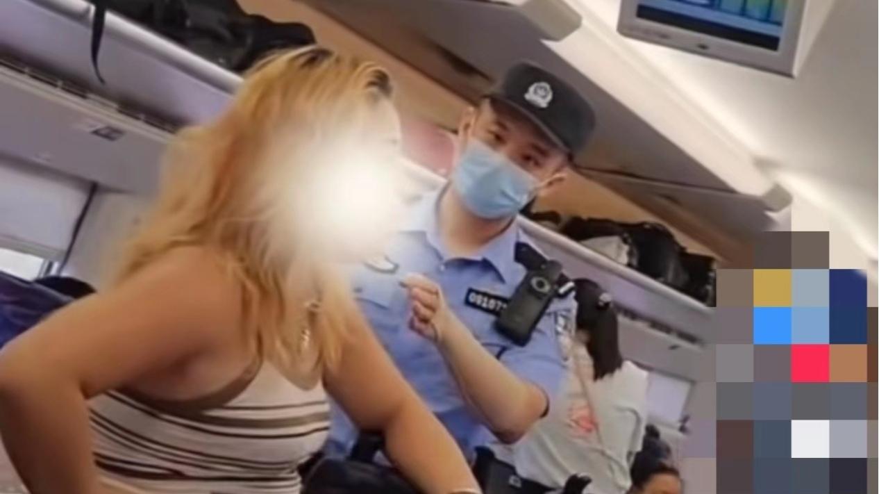 女子高铁占座不听劝还掌掴乘警，被移送公安机关