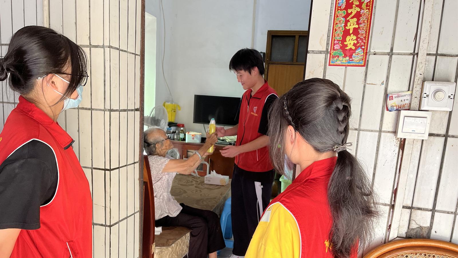 马田街道将围社区开展少年关爱老人行动