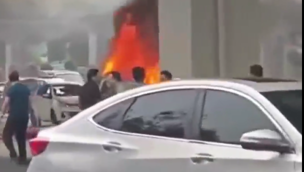广州一轿车撞上桥墩侧翻起火 驾驶员不幸身亡