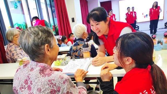 福城街道志愿者关爱长者送温暖 敬老慰问暖人心