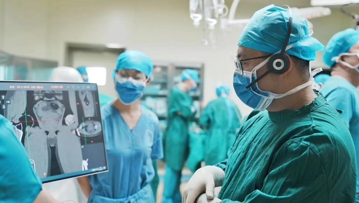 三维重建假体置入 全骨科手术机器人完成南疆首台髋膝置换手术