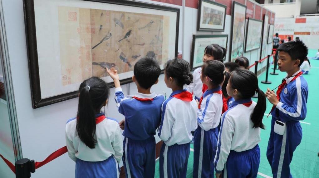 深圳市中小学“百幅名画进校园”首场活动走进南园小学