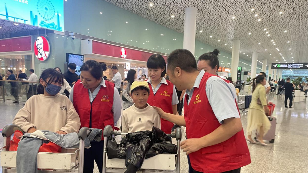 很“直接”！深圳巴士集团为林芝残疾人治疗团开通机场接机服务