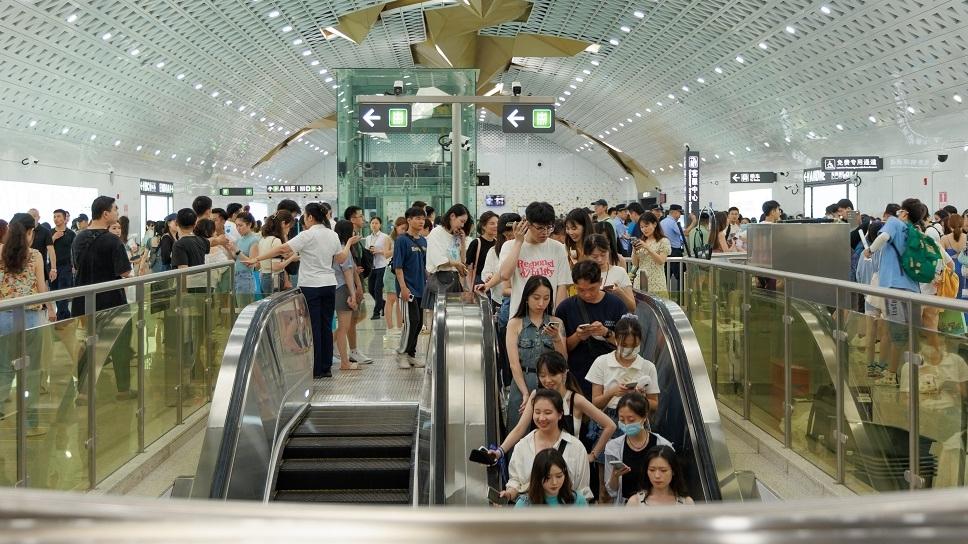 10月31日，深圳地铁部分线路延长运营1小时