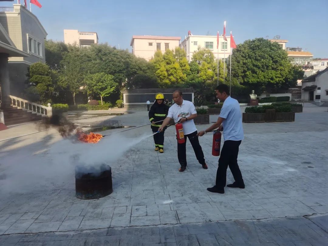 许昌长葛高速公路道路救援24小时-遇到汽车被困别怕这些脱困韦德体育- 韦德体育官方网站- 韦德体育APP下载救援方法让你安全脱险！