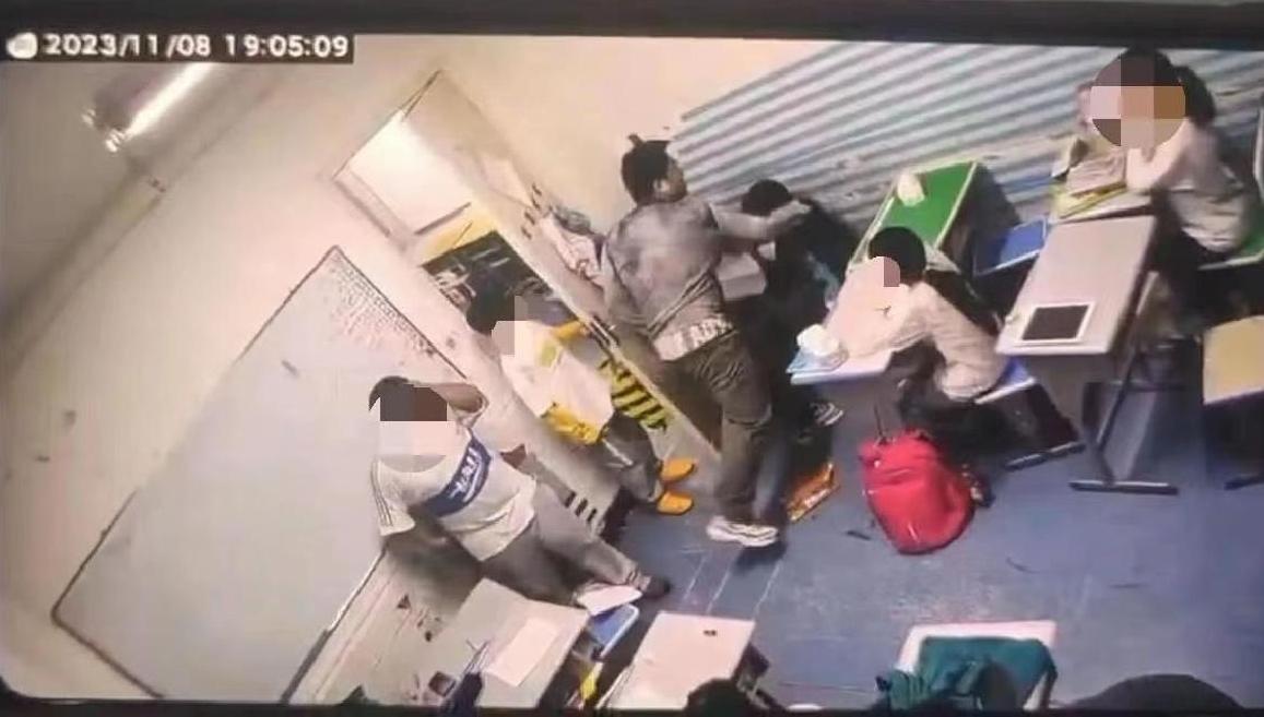 杭州萧山一培训机构老师踹打学生 打人者已被警方控制