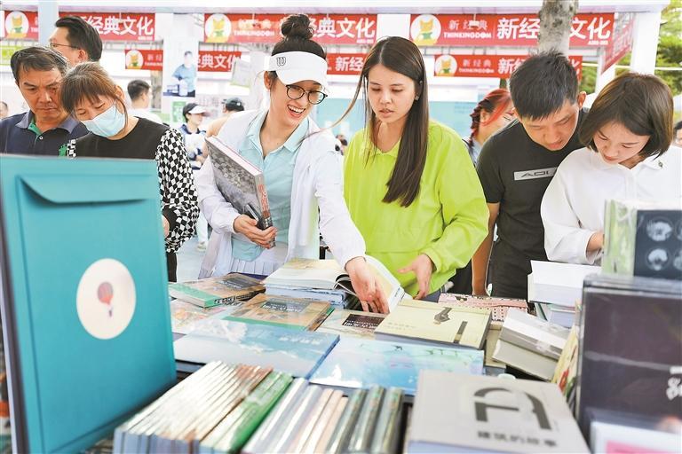 深圳书展首个周末人气旺 市民买书如CITY WALK_深圳新闻网