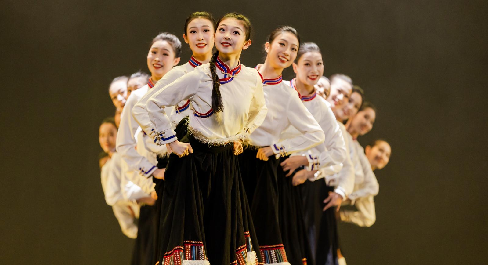 首届深港青少年舞蹈展演在坪山大剧院落幕