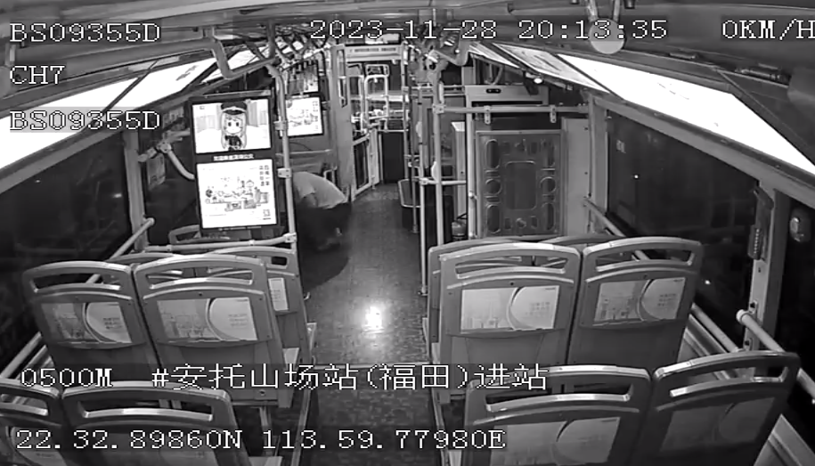 粗心乘客不慎遗失手机，深圳巴士集团热心肠司机帮忙寻回