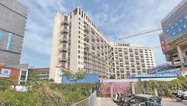 民呼我应丨一墙之隔却要绕行一公里