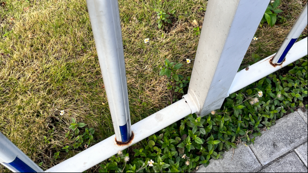 民呼我应｜护栏松动“靠不住” 行人险些摔出马路 施工方：立即加固