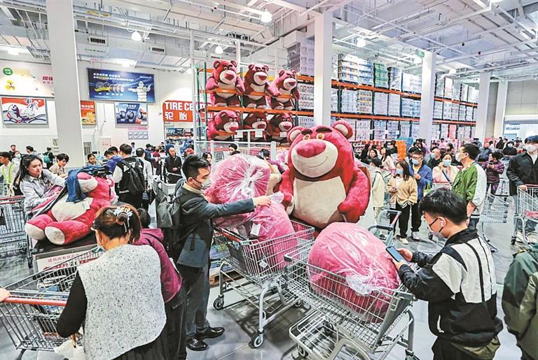 华南首家开市客昨在深圳开业 1.5米高的草莓熊成首日顶流