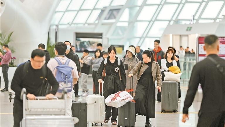 深圳机场推行多种便民服务举措 出行更“丝滑”