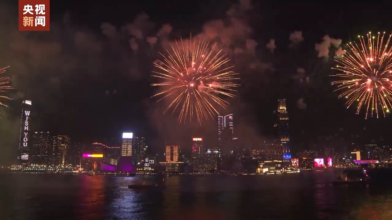 香港举行农历新年烟花汇演 送上节日祝福