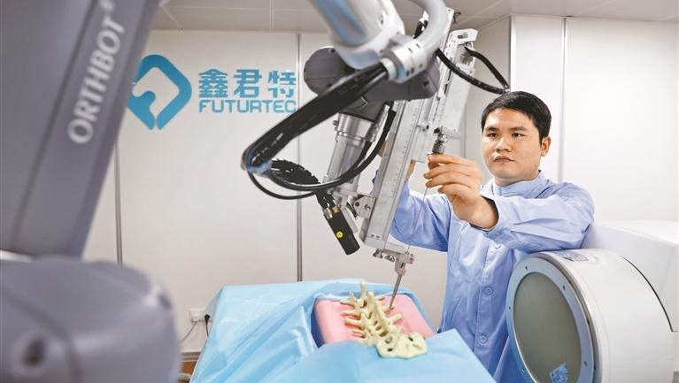 全国首款脊柱手术机器人上岗做手术 已应用于部分医院