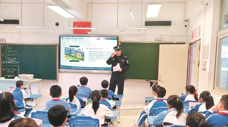 开学季 深圳铁路公安送安全知识进校园
