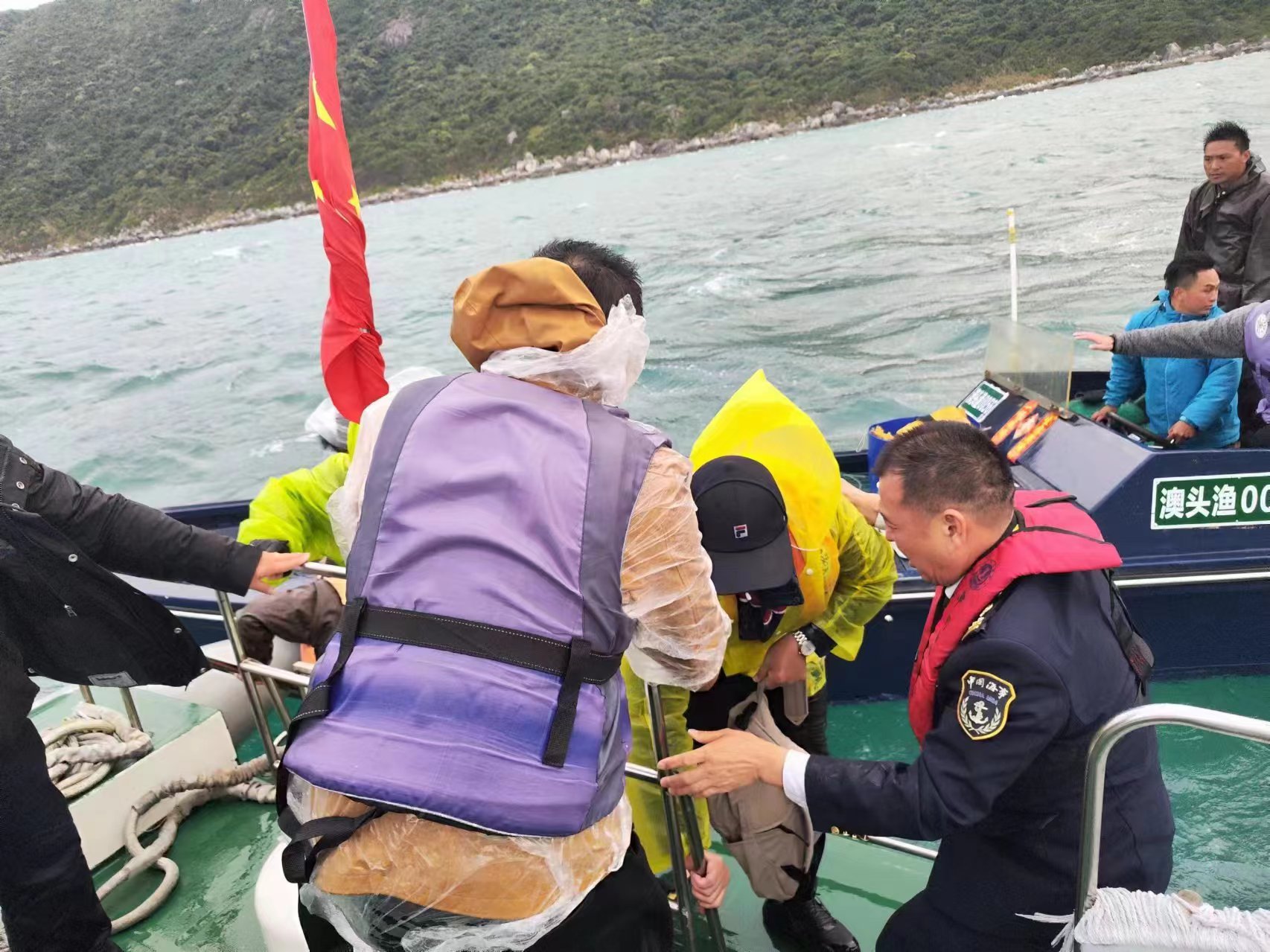 20分钟7人被救起！深圳海事局成功安全转移海钓落水人员