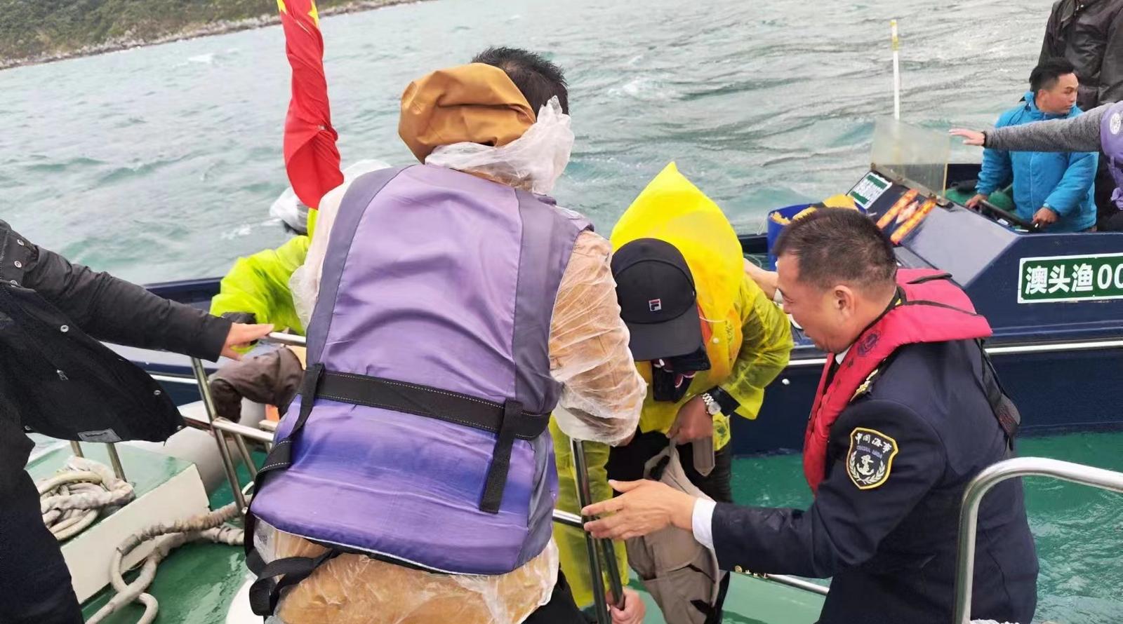 20分钟7人被救起！深圳海事局成功安全转移海钓落水人员