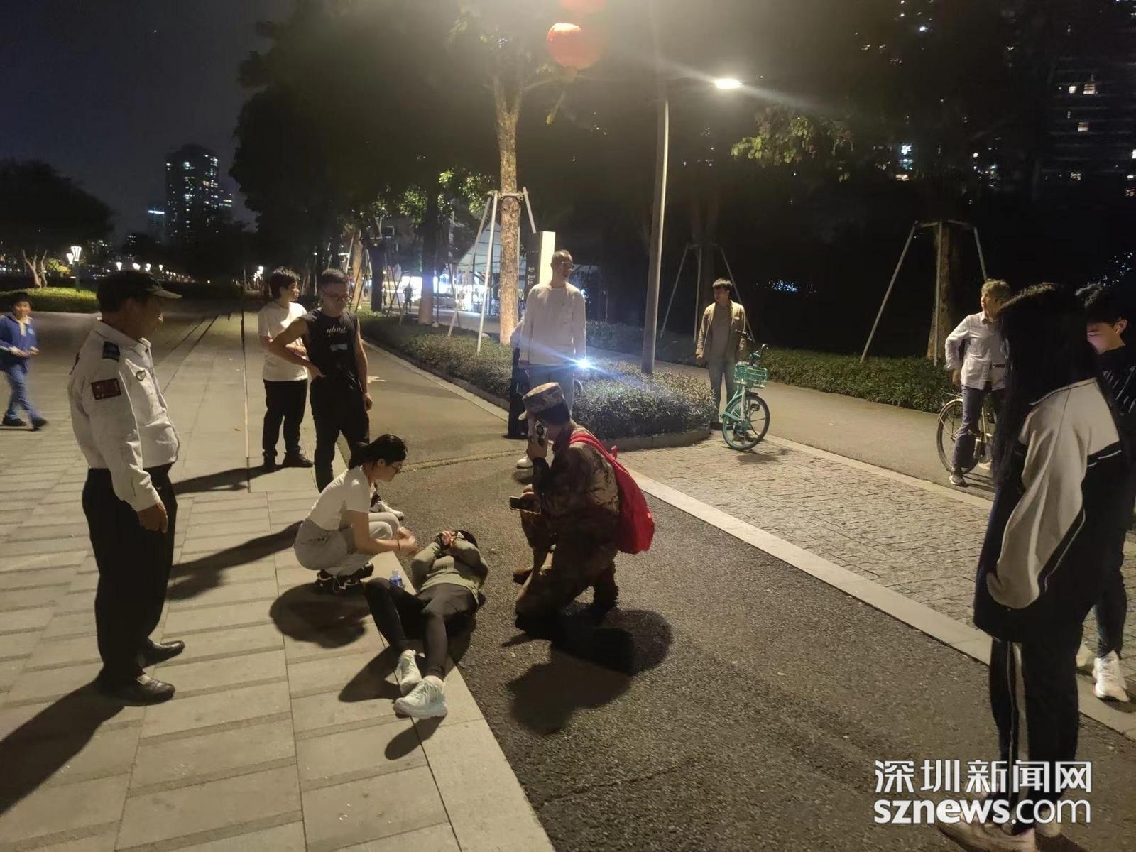 执法员救助车祸摔倒女子(1).jpg