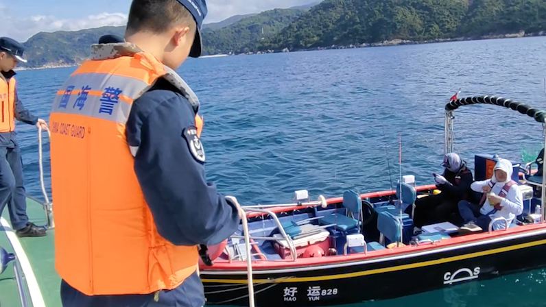 IN视频|快艇失去动力被困大鹏湾 深圳海警局出动摩托艇执法艇救援