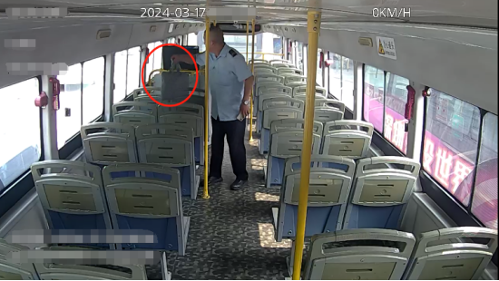 电脑失而复得挽回损失，乘客向深圳巴士驾驶员送上锦旗