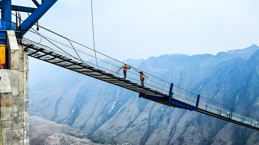 花江峡谷之上 600米高空建桥人