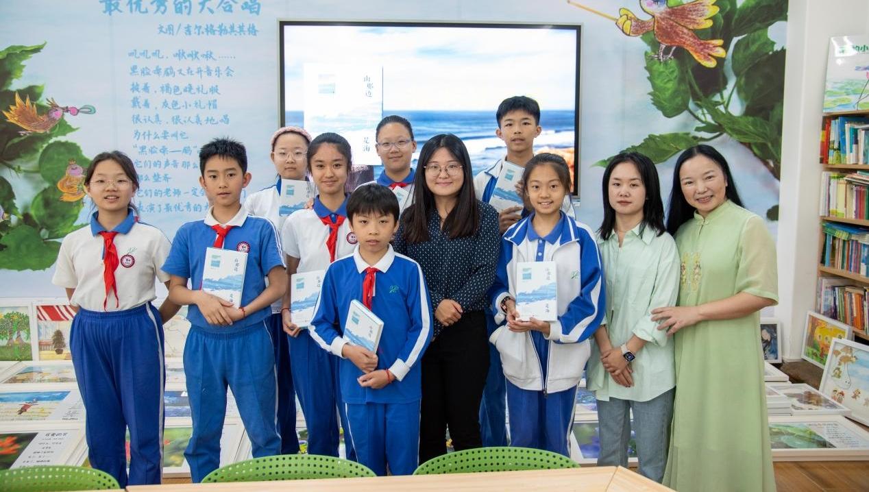 深圳青年作家时潇含走进华新小学，与孩子们趣享阅读与文学创作